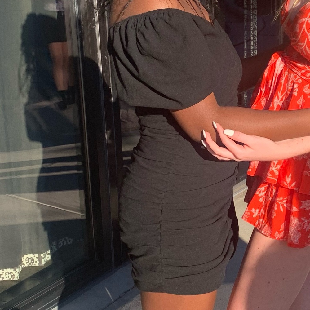 BLACK PUFFY SLEEVED DRESS